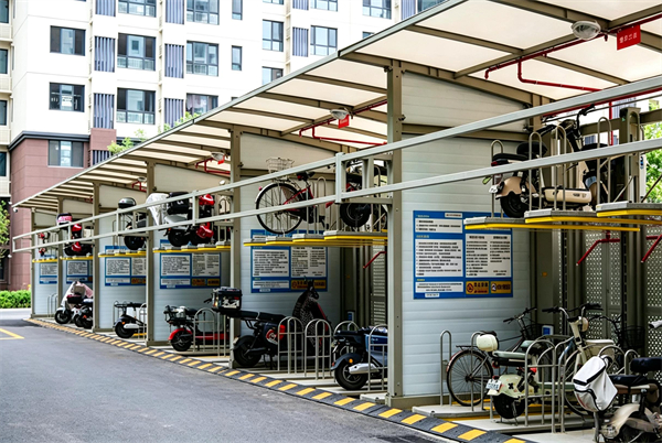 北京海淀区电动自行车“住”进智能立体车棚
